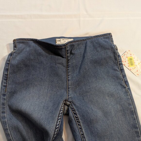 NWT Free People Size 25 Pull On Flare Legged Jeans - Picture 7 of 15